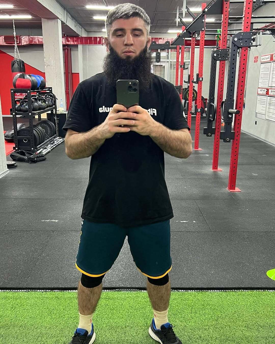 В России чемпион мира стал стрелять в прохожего, который "заинтересованно посмотрел" на его жену