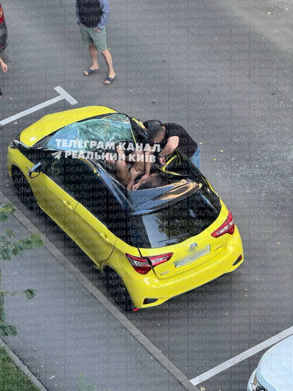 У Києві чоловік випав з вікна будинку та "приземлився" на дах авто: постраждалого госпіталізували. Фото