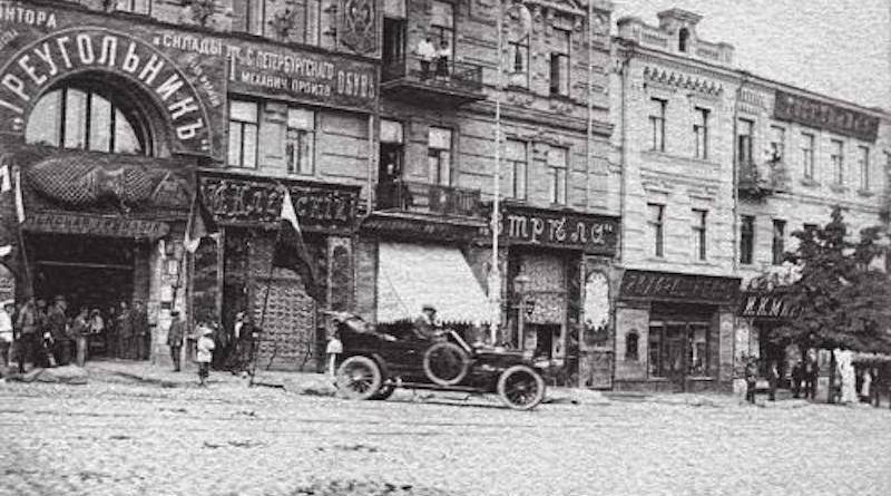 О нем писали в газетах: в 1897 году на улицах Киева заметили первый автомобиль. Уникальное фото