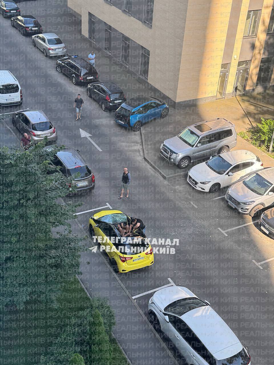 У Києві чоловік випав з вікна будинку та "приземлився" на дах авто: постраждалого госпіталізували. Фото