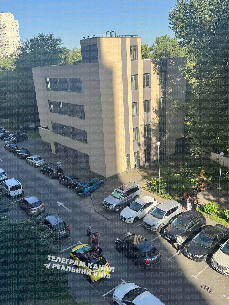 У Києві чоловік випав з вікна будинку та "приземлився" на дах авто: постраждалого госпіталізували. Фото