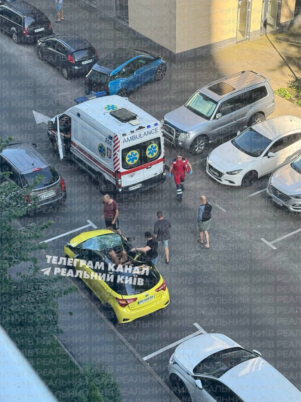 У Києві чоловік випав з вікна будинку та "приземлився" на дах авто: постраждалого госпіталізували. Фото