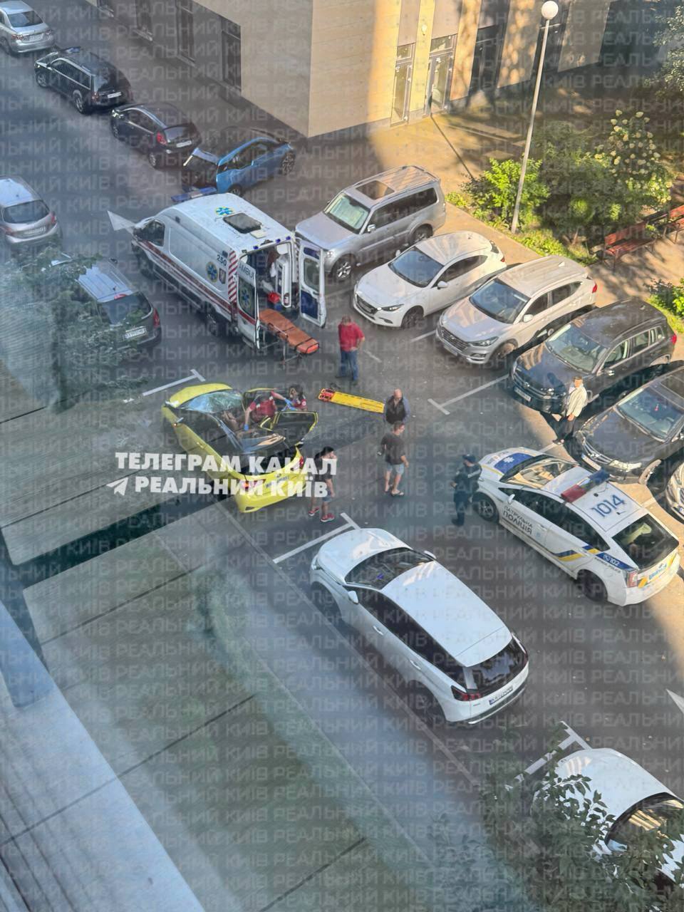У Києві чоловік випав з вікна будинку та "приземлився" на дах авто: постраждалого госпіталізували. Фото