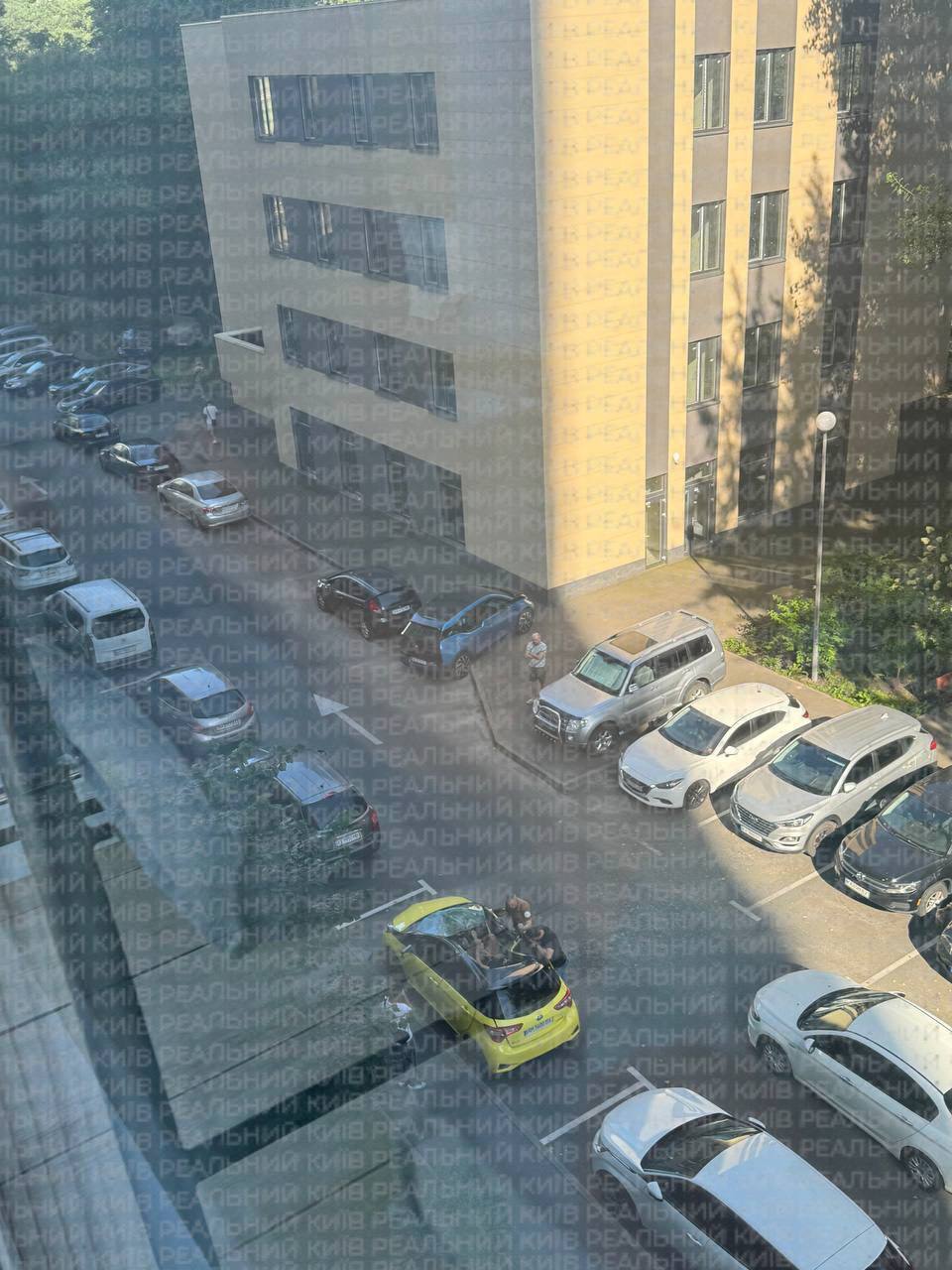 У Києві чоловік випав з вікна будинку та "приземлився" на дах авто: постраждалого госпіталізували. Фото