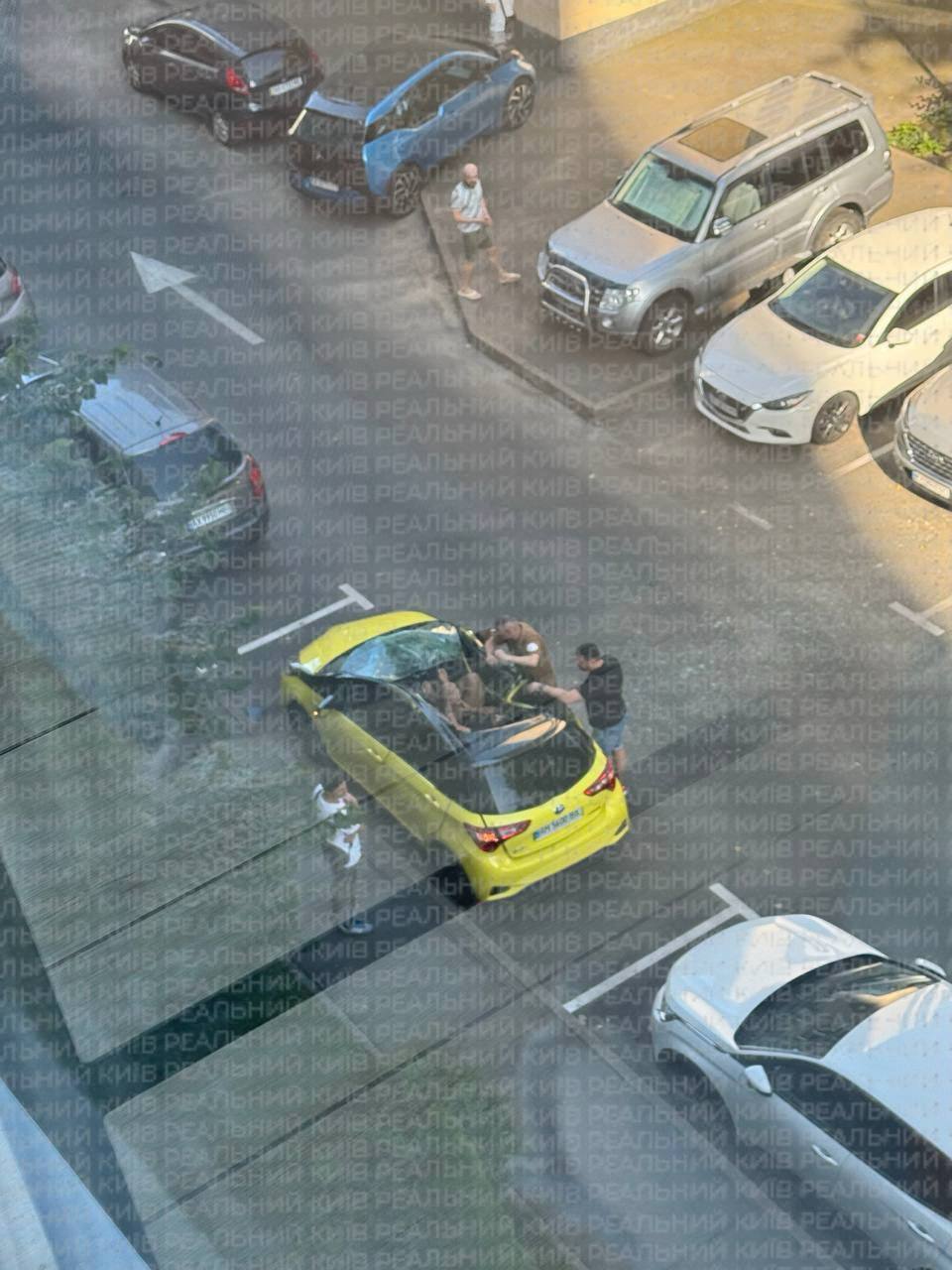 У Києві чоловік випав з вікна будинку та "приземлився" на дах авто: постраждалого госпіталізували. Фото