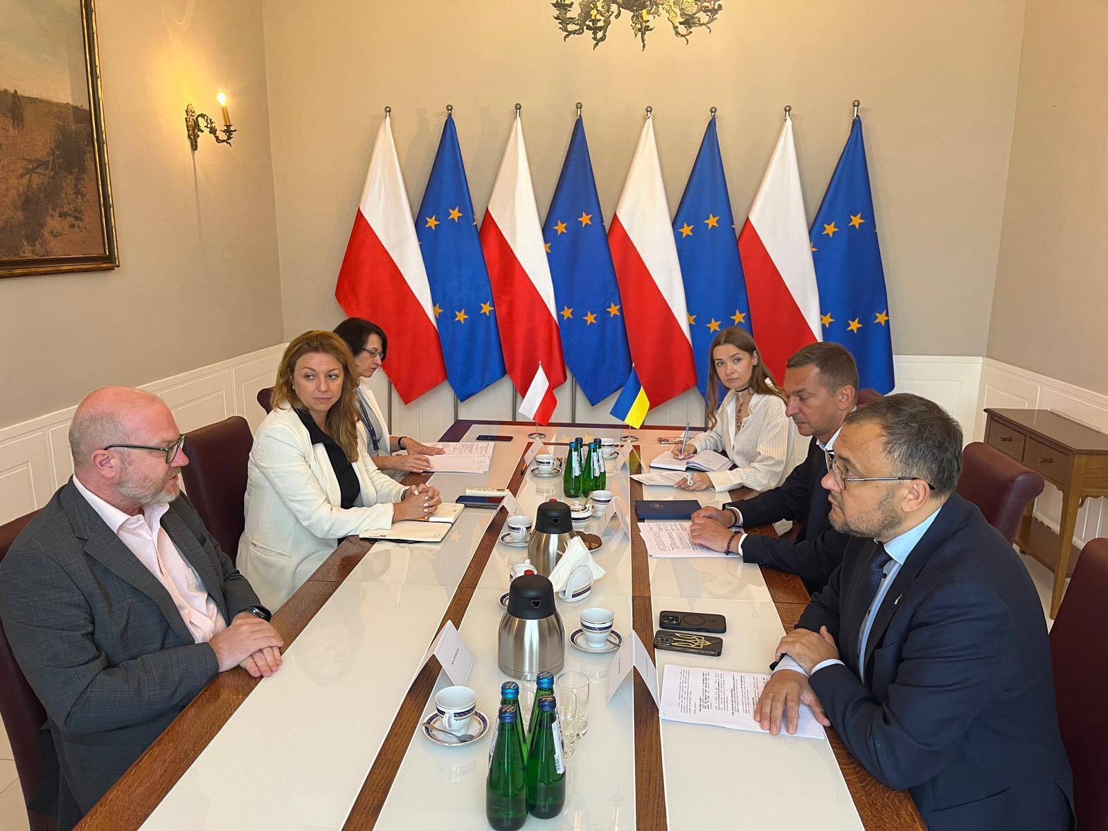 Вето на допомогу українцям у Польщі: у МВС пообіцяли врегулювати статус біженців