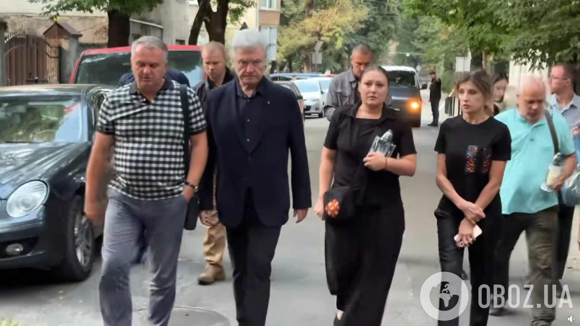 "Мы знаем имя убийцы": Порошенко приехал на место, где застрелили Парубия во Львове, и почтил его память. Видео