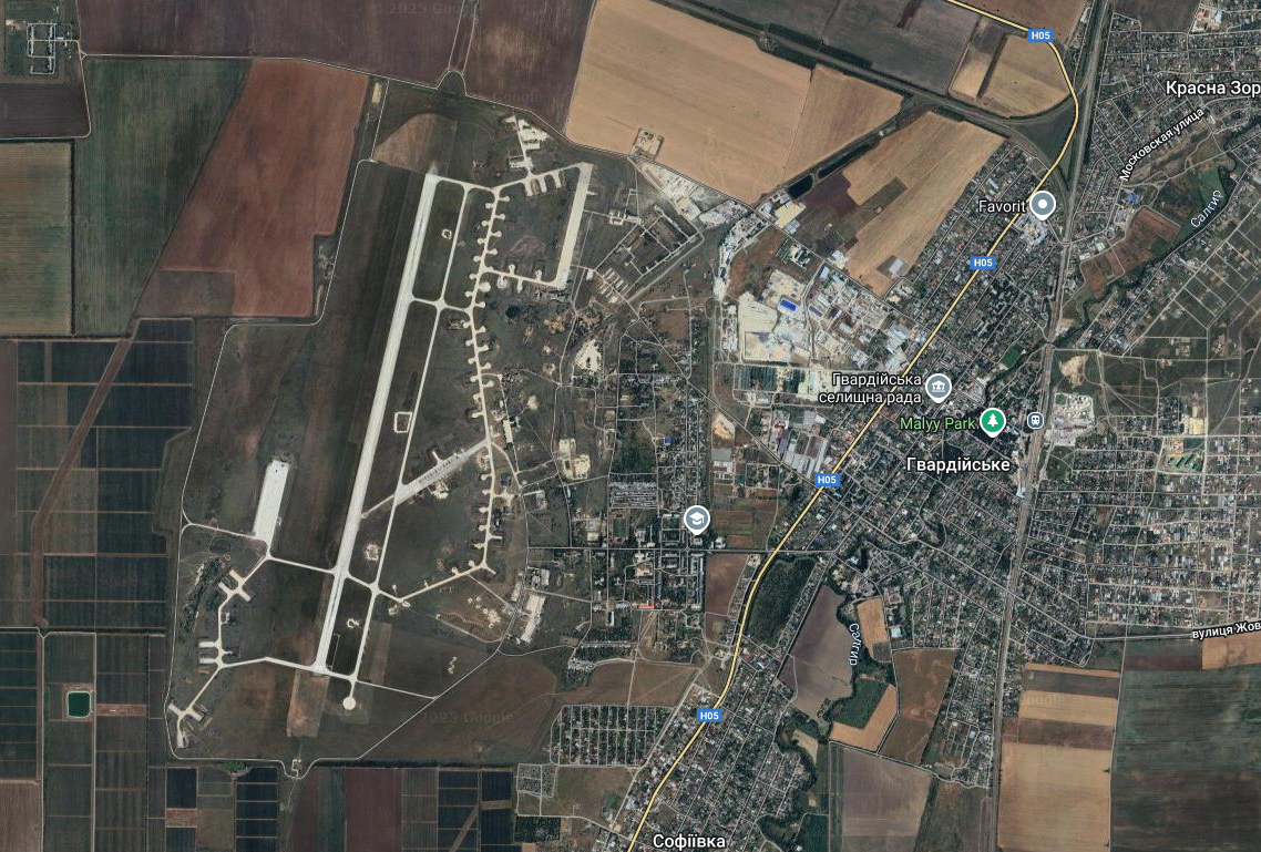 У Криму прогриміли вибухи: повідомляють про приліт по аеродрому, а в Сімферополі здіймається дим. Відео