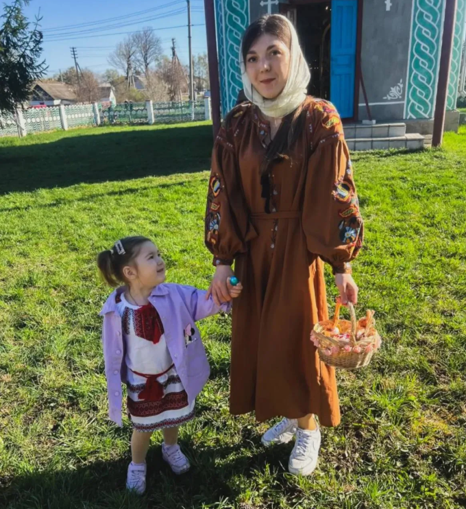 Принесли гору іграшок і квіти: у Києві облаштували меморіал в пам'ять про маленьку Ангеліну, яку Росія вбила ракетним ударом. Фото і відео