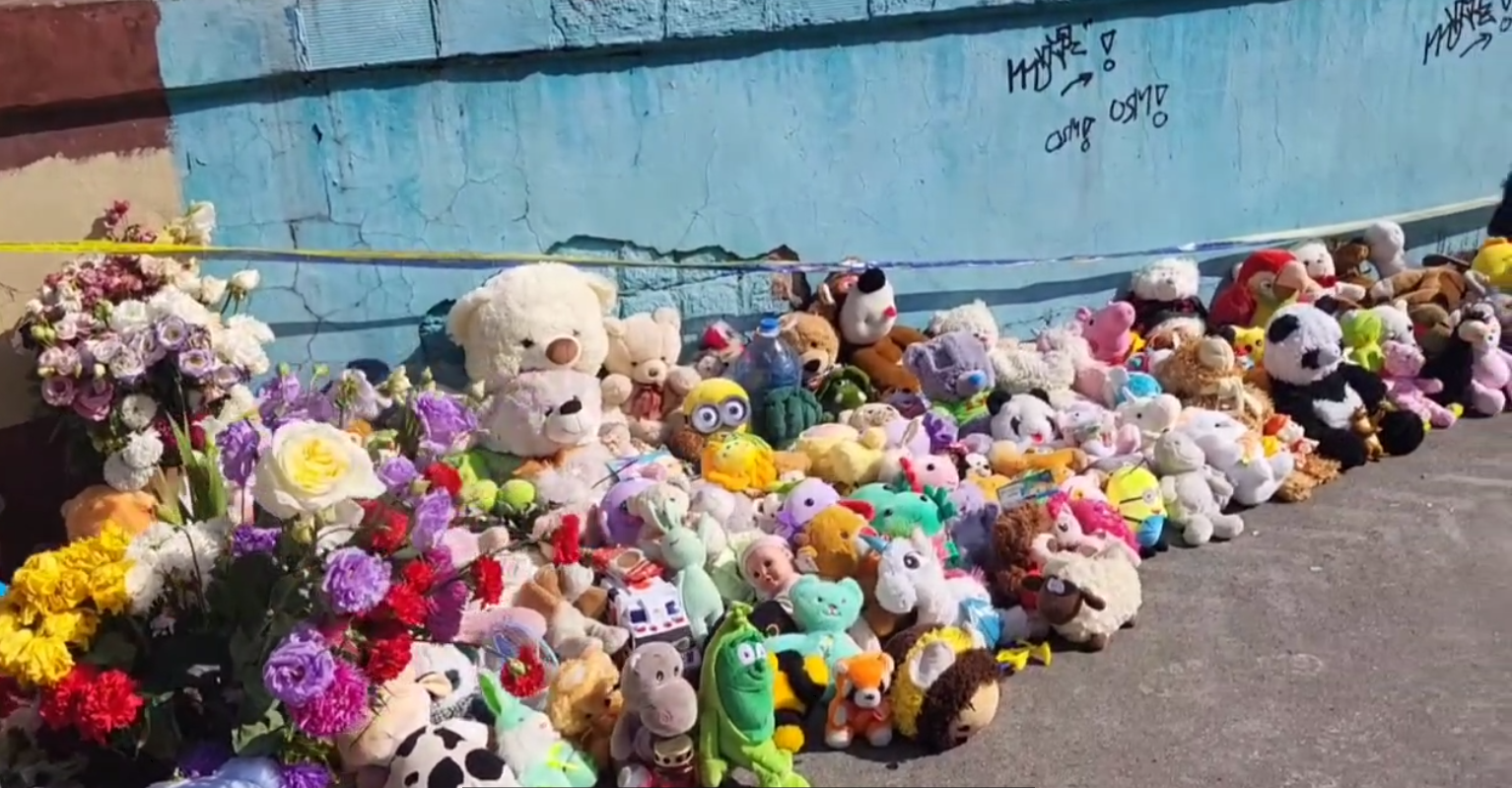 Принесли гору іграшок і квіти: у Києві облаштували меморіал в пам'ять про маленьку Ангеліну, яку Росія вбила ракетним ударом. Фото і відео