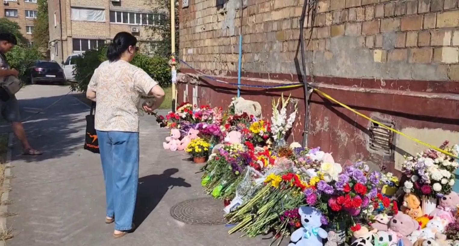 Принесли гору іграшок і квіти: у Києві облаштували меморіал в пам'ять про маленьку Ангеліну, яку Росія вбила ракетним ударом. Фото і відео