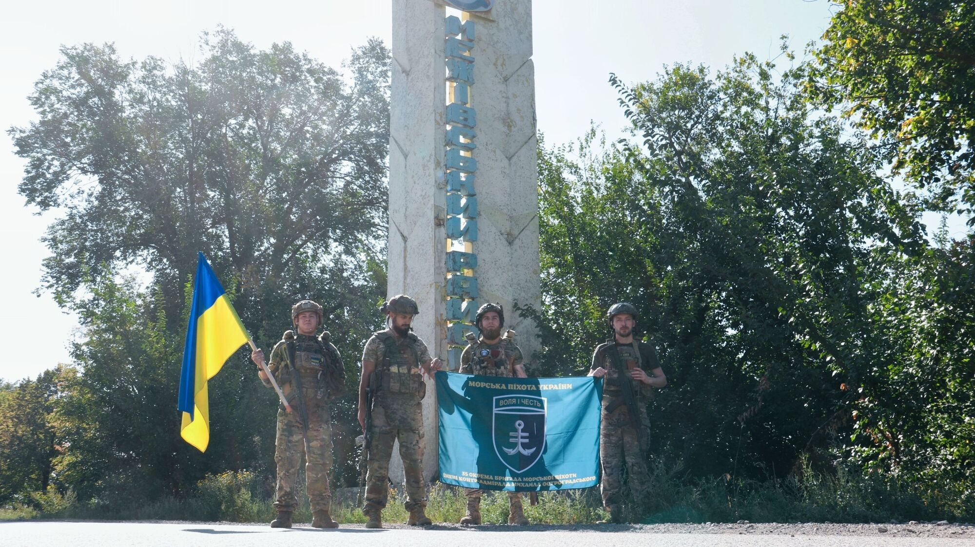 Одесские морпехи сожгли дроном вражеский танк, который оккупанты любезно обложили "дровами". Видео