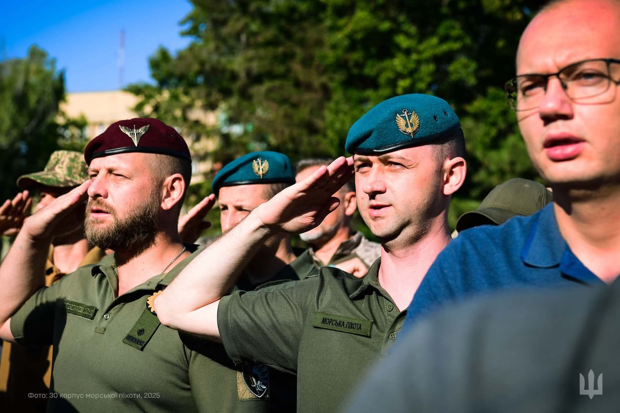 Одесские морпехи сожгли дроном вражеский танк, который оккупанты любезно обложили "дровами". Видео