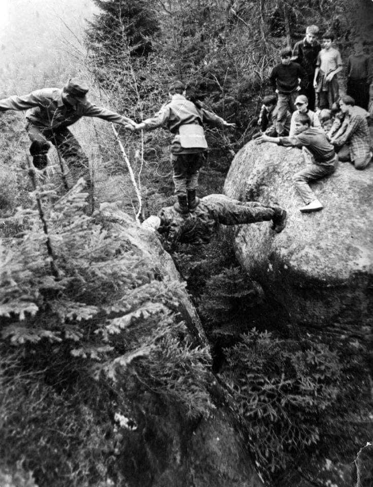 Стал "живым мостиком" между скалами: в сети показали неизвестные фото Парубия из его молодости