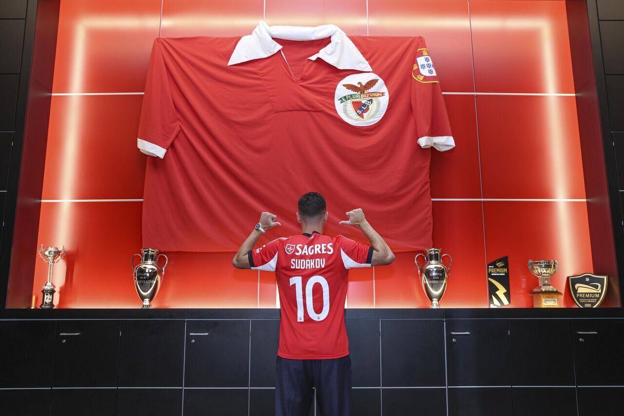 Официально. Футболист сборной Украины перешел в "Бенфику" за 27 млн евро