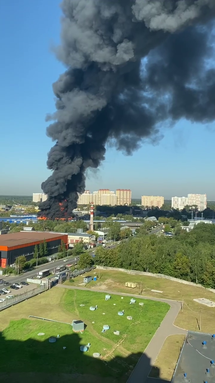 Валить чорний дим: у Підмосков'ї виникла потужна пожежа на складах, було чутно вибухи. Відео
