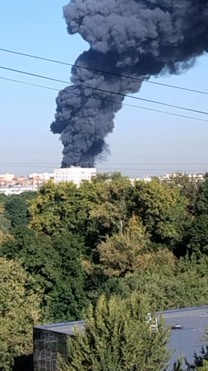 Валить чорний дим: у Підмосков'ї виникла потужна пожежа на складах, було чутно вибухи. Відео