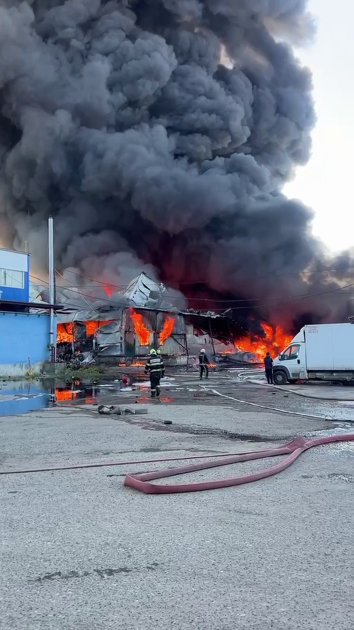 Валить чорний дим: у Підмосков'ї виникла потужна пожежа на складах, було чутно вибухи. Відео