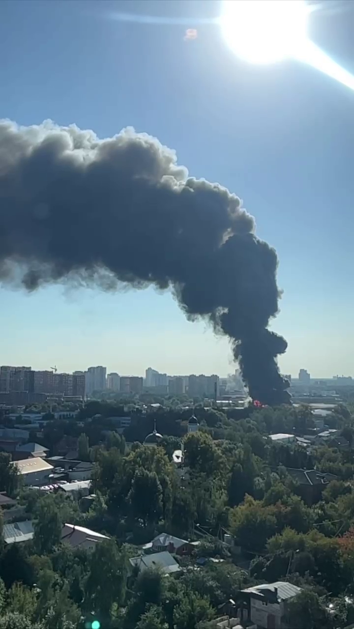 Валить чорний дим: у Підмосков'ї виникла потужна пожежа на складах, було чутно вибухи. Відео