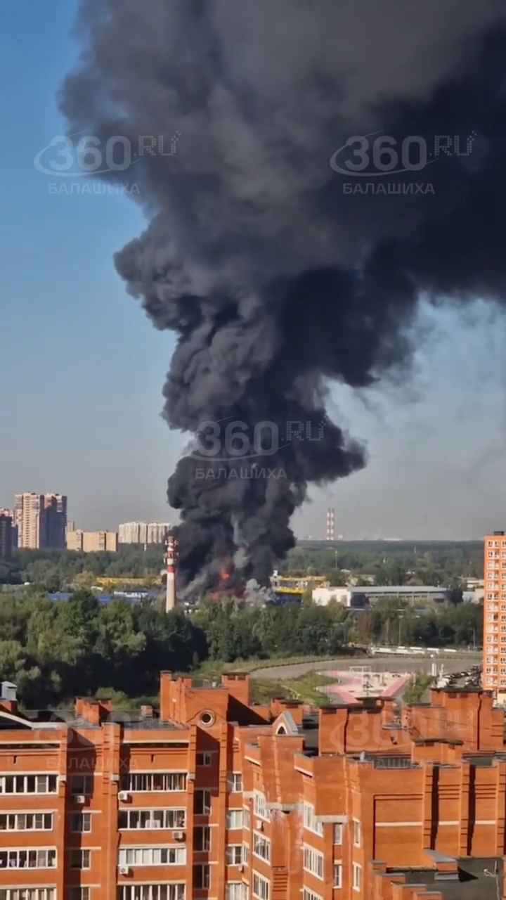 Валить чорний дим: у Підмосков'ї виникла потужна пожежа на складах, було чутно вибухи. Відео