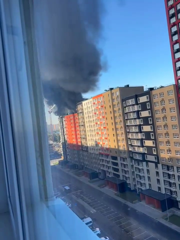 Валить чорний дим: у Підмосков'ї виникла потужна пожежа на складах, було чутно вибухи. Відео