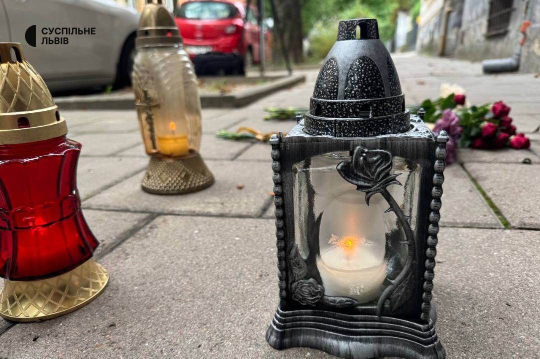 У Львові на місце вбивства Андрія Парубія люди приносять лампадки та квіти: там досі працюють правоохоронці. Фото