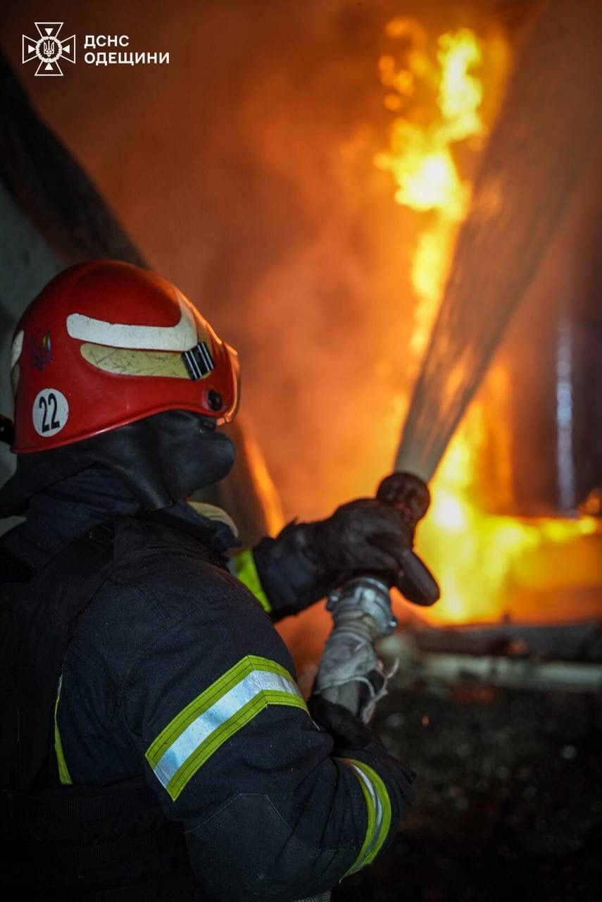 Під основним ударом був Чорноморськ: окупанти атакували Одещину, спалахнули пожежі, є постраждалий. Фото і відео