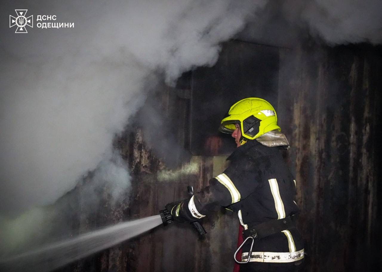 Під основним ударом був Чорноморськ: окупанти атакували Одещину, спалахнули пожежі, є постраждалий. Фото і відео