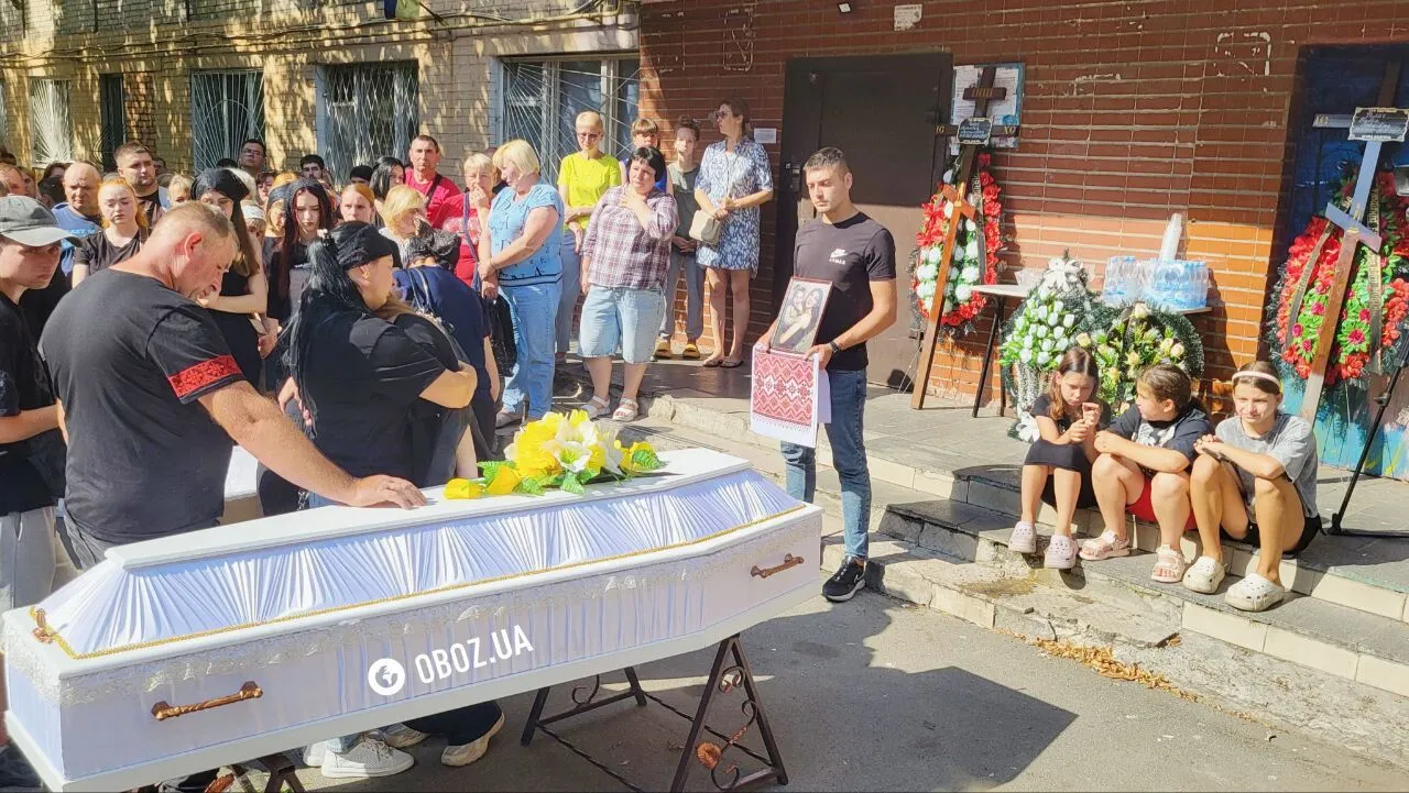 Люди не стримували сліз: у Києві попрощалися з 24-річною Надією та її дворічною донькою, які загинули від удару РФ. Фото і відео