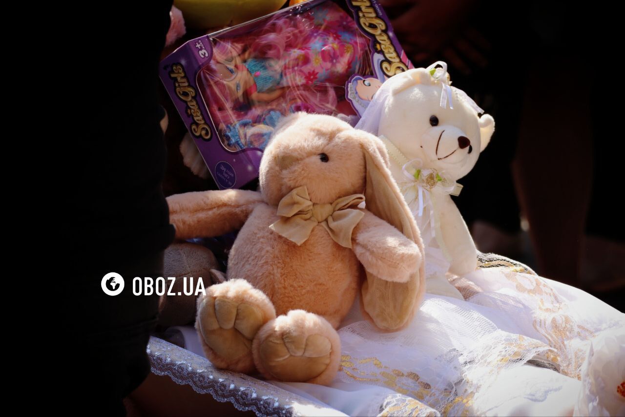 Люди не стримували сліз: у Києві попрощалися з 24-річною Надією та її дворічною донькою, які загинули від удару РФ. Фото і відео