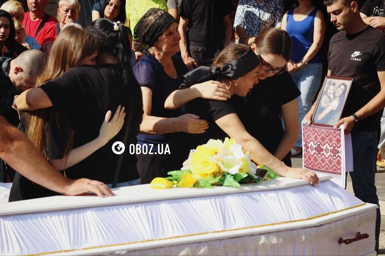 Люди не стримували сліз: у Києві попрощалися з 24-річною Надією та її дворічною донькою, які загинули від удару РФ. Фото і відео