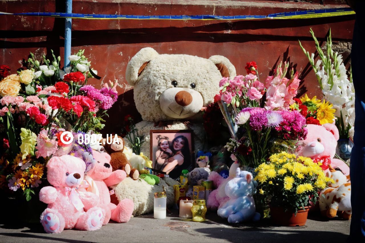 Принесли гору іграшок і квіти: у Києві облаштували меморіал в пам'ять про маленьку Ангеліну, яку Росія вбила ракетним ударом. Фото і відео