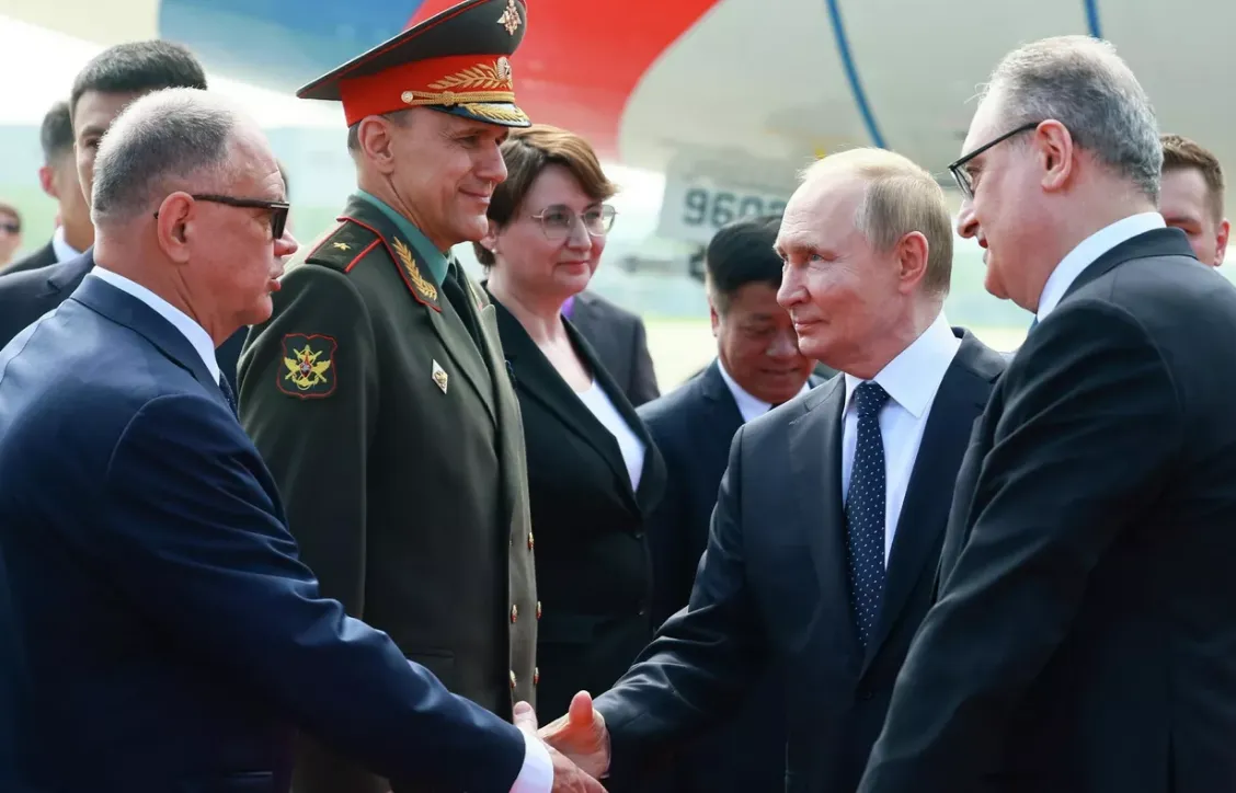 Зустрічали з червоною доріжкою: чому Путін прибув у Китай у "переломний" момент перемовин щодо України