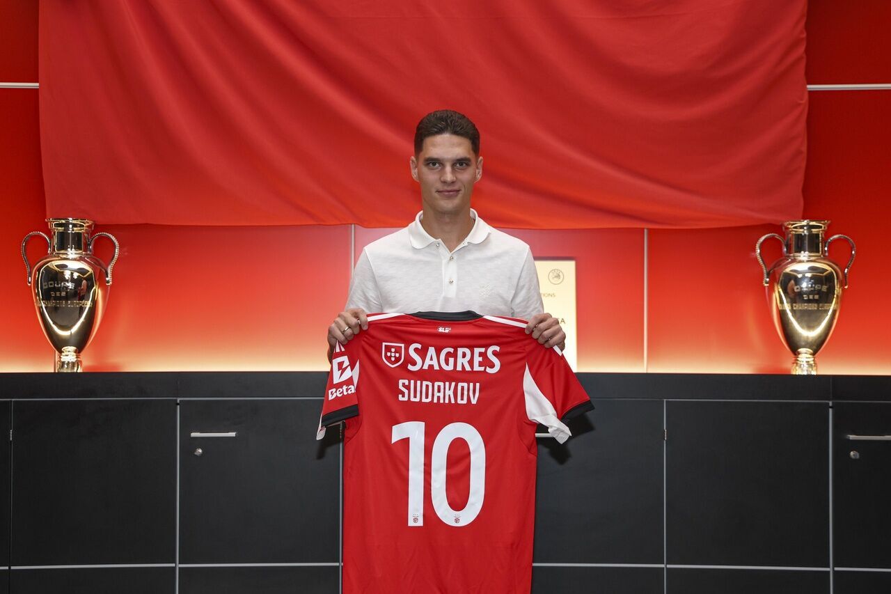 Официально. Футболист сборной Украины перешел в "Бенфику" за 27 млн евро