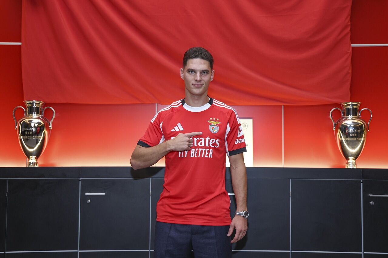 Официально. Футболист сборной Украины перешел в "Бенфику" за 27 млн евро