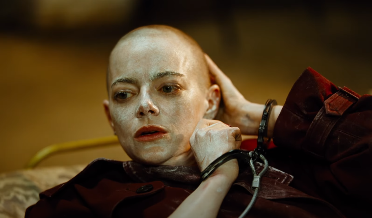 Эмма Стоун побрила голову для роли в кино и получила громкие аплодисменты на Венецианском кинофестивале. Как актриса выглядит сейчас