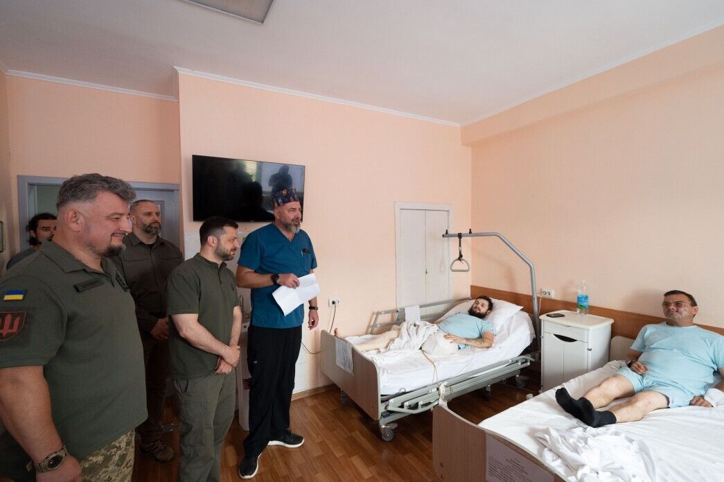 Обороняли Украину на самых горячих направлениях: Зеленский в Харькове навестил раненых украинских воинов. Видео