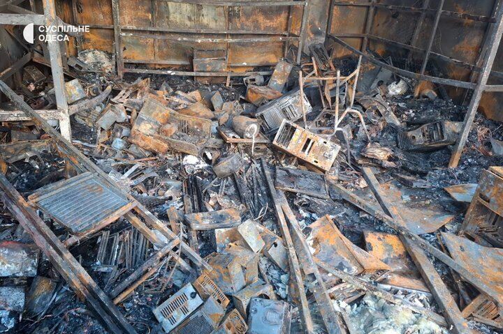 Понівечені павільйони й уламки скрізь: який вигляд має радіоринок в Одесі після російської атаки. Відео