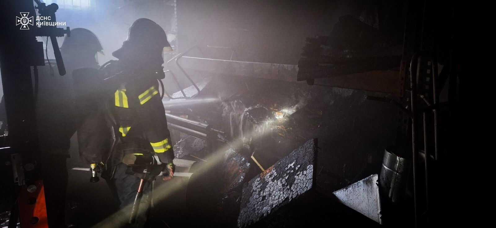 Під Києвом стався вибух на виробництві, виникла пожежа. Подробиці та фото