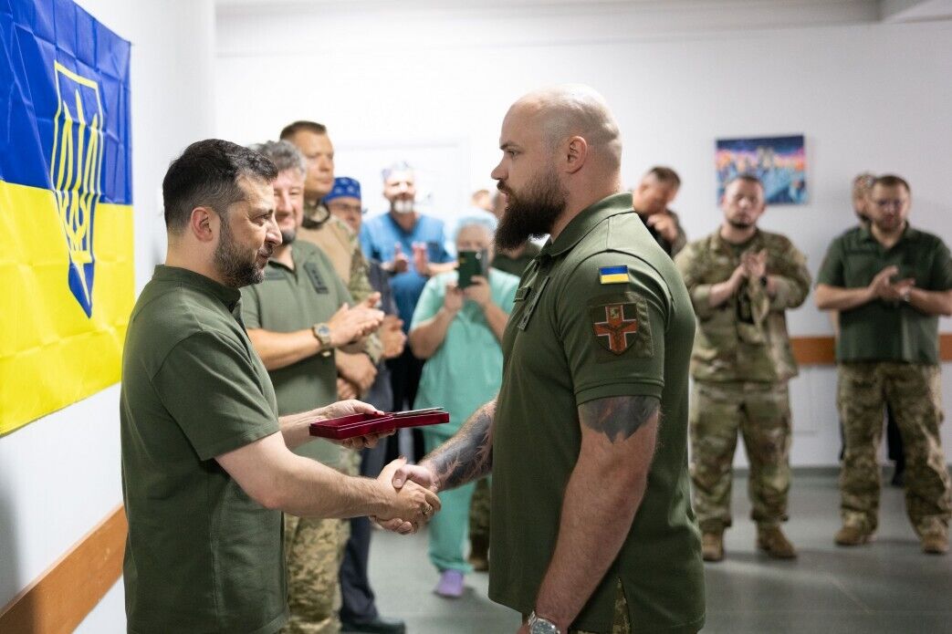 Обороняли Украину на самых горячих направлениях: Зеленский в Харькове навестил раненых украинских воинов. Видео