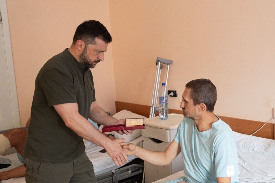 Обороняли Украину на самых горячих направлениях: Зеленский в Харькове навестил раненых украинских воинов. Видео