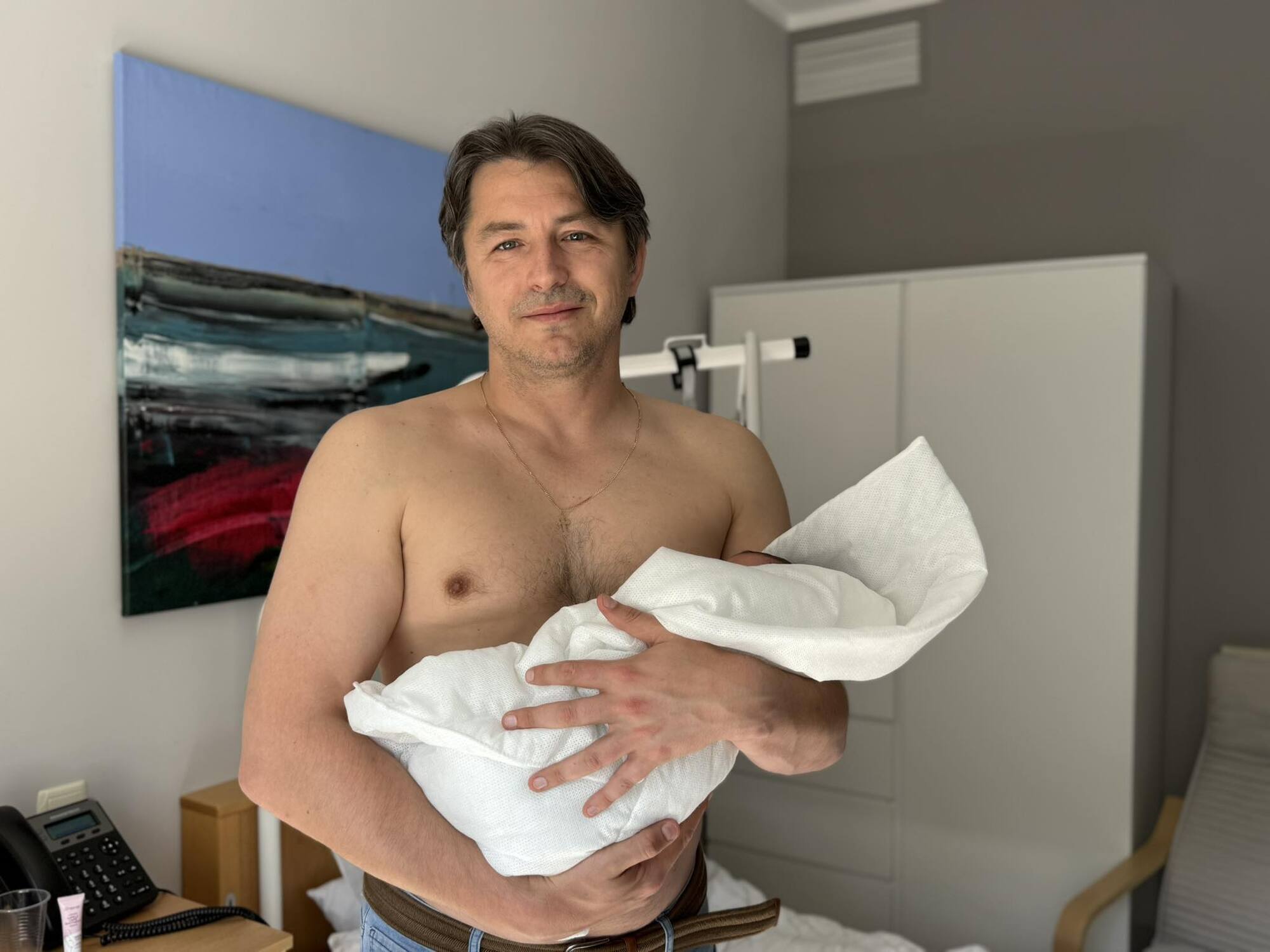 Сергій Притула вчетверте став батьком і розсекретив "войовниче" імʼя малюка: що відомо про всіх дітей ексведучого та фото