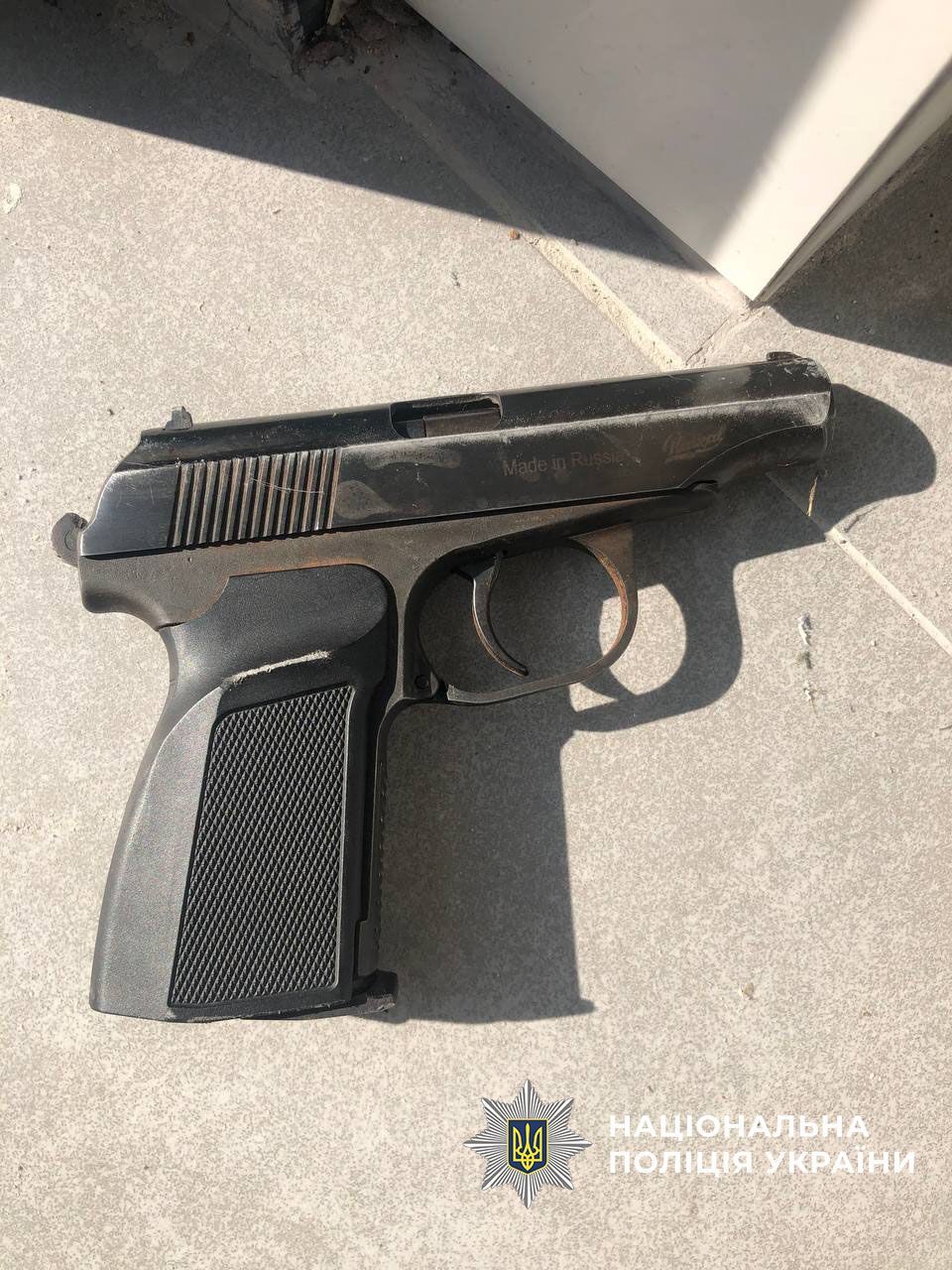 В Киеве пьяный мужчина угрожал охраннику ЖК пистолетом и боевой гранатой. Подробности и фото