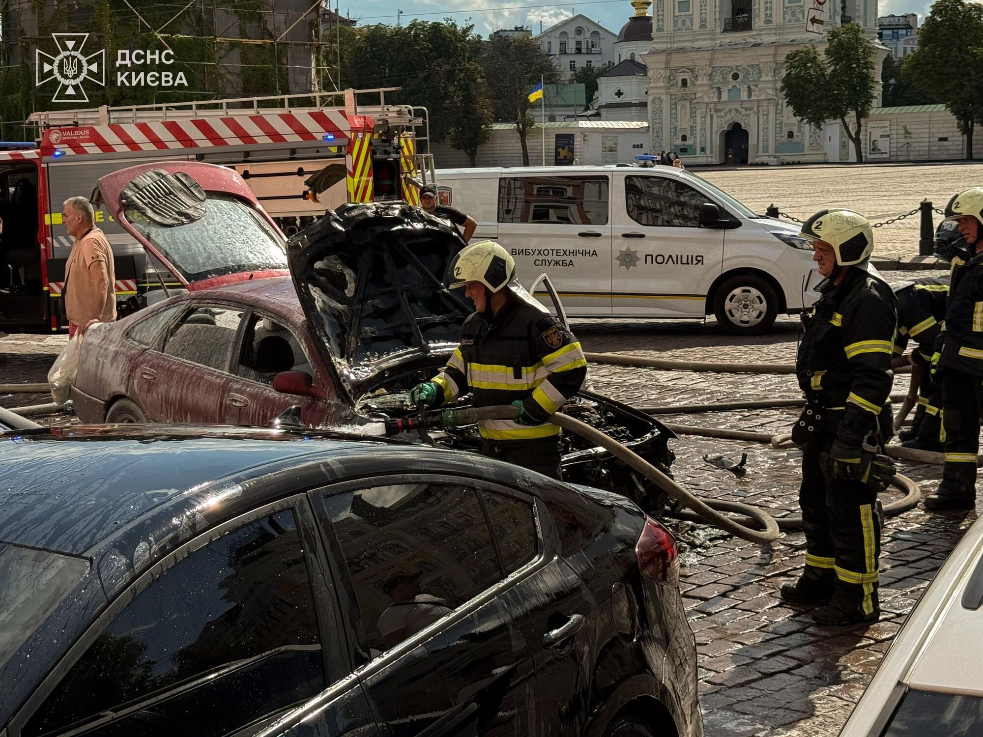 У центрі Києва загорівся легковик: авто гасили біля главку столичної поліції. Подробиці, фото й відео