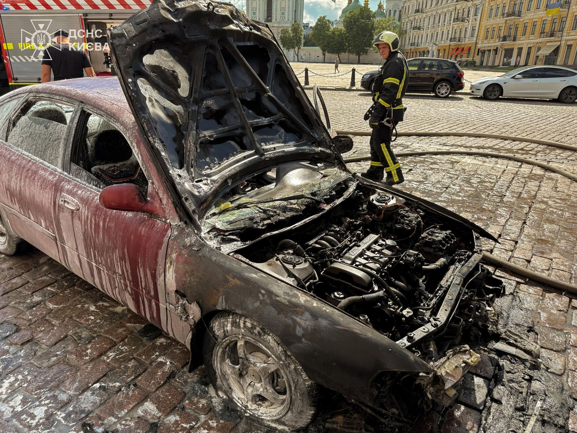 У центрі Києва загорівся легковик: авто гасили біля главку столичної поліції. Подробиці, фото й відео