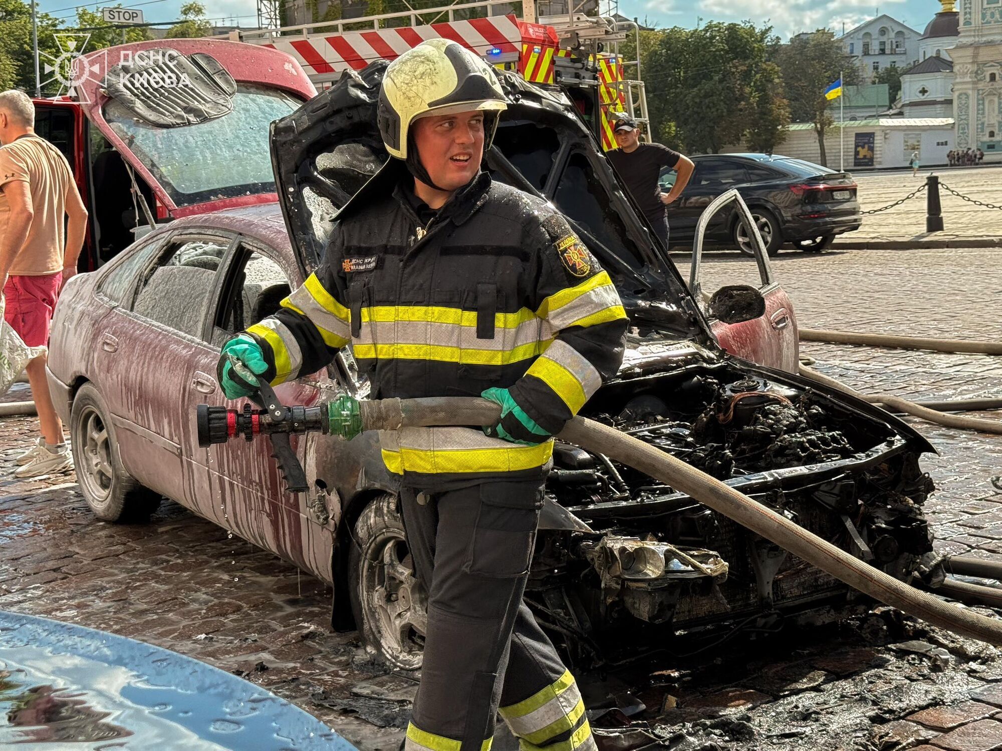 У центрі Києва загорівся легковик: авто гасили біля главку столичної поліції. Подробиці, фото й відео