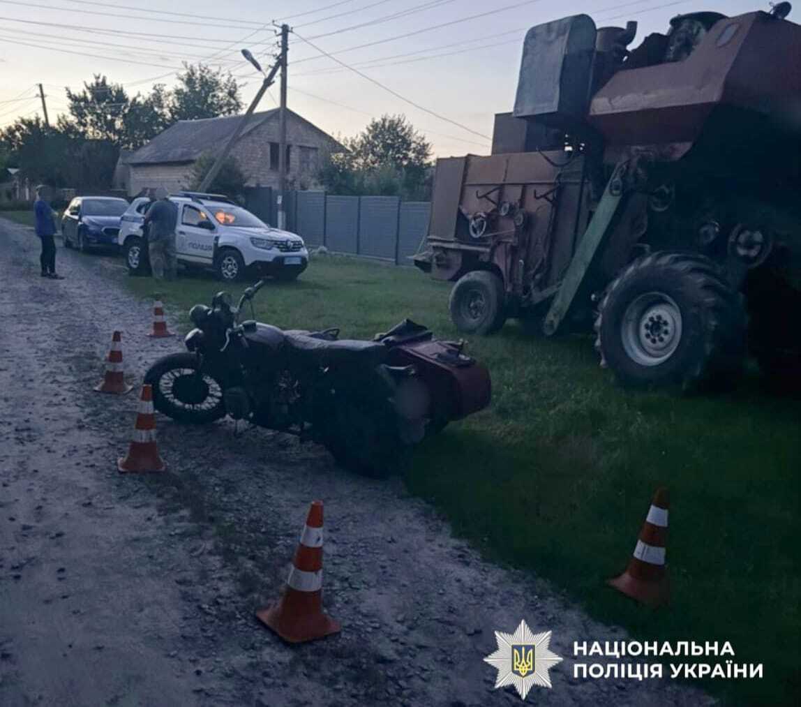 На Киевщине мотоциклист протаранил комбайн: среди пострадавших девочка-подросток. Подробности и фото