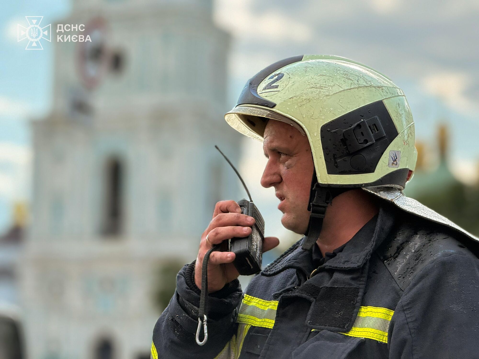 У центрі Києва загорівся легковик: авто гасили біля главку столичної поліції. Подробиці, фото й відео