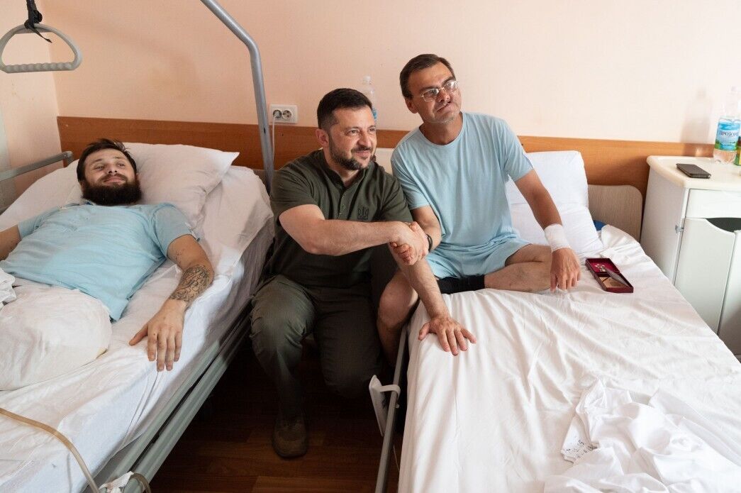 Обороняли Украину на самых горячих направлениях: Зеленский в Харькове навестил раненых украинских воинов. Видео