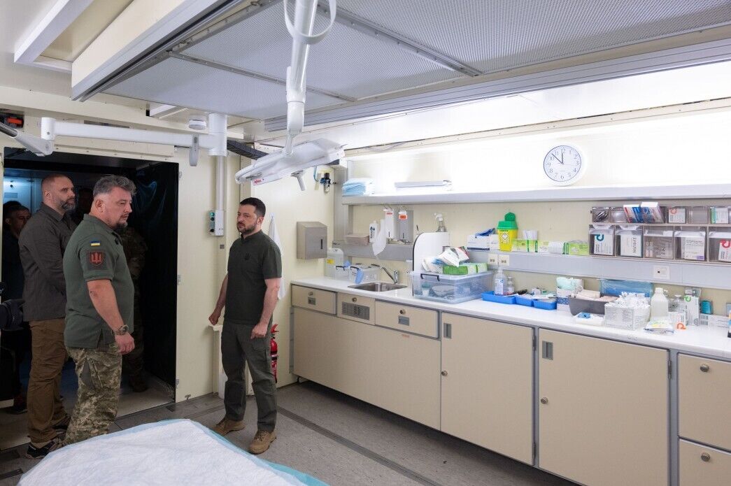 Обороняли Украину на самых горячих направлениях: Зеленский в Харькове навестил раненых украинских воинов. Видео